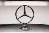 Ein hervorragendes Beispiel fr zeitlose Eleganz ist das Mercedes-Benz-Logo mit seinem ikonischen Stern